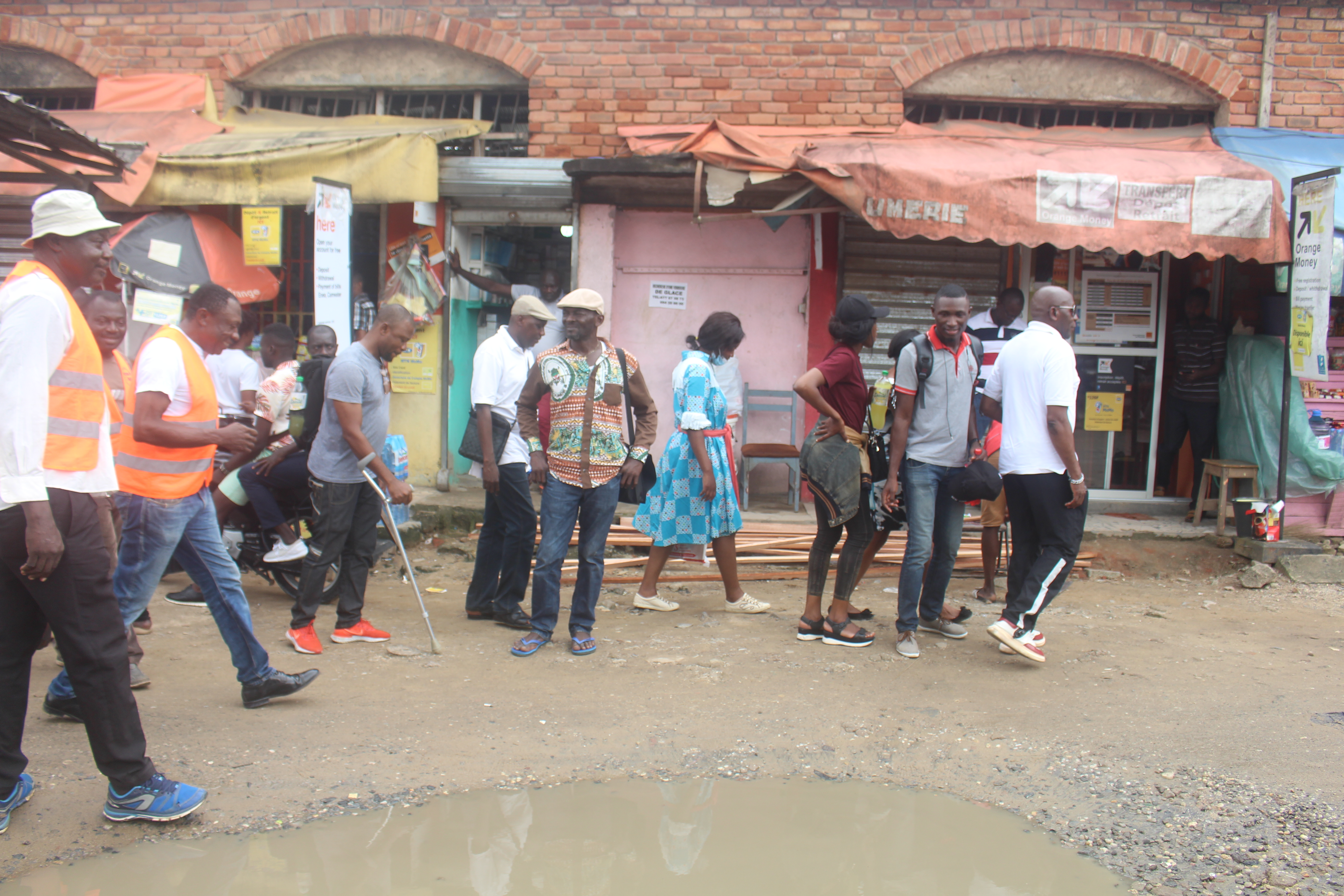 PROJET AQP : LES POPULATIONS DES QUARTIERS POPULAIRES DE DOUALA RECOIVENT LEURS FRERES VENUS DE YAOUNDE  ET KRIBI