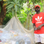 VALERY EKWALLA : UN JEUNE QUI TRANSFORME LES DECHETS PLASTIQUES DE SON QUARTIER EN OPPORTUNITE